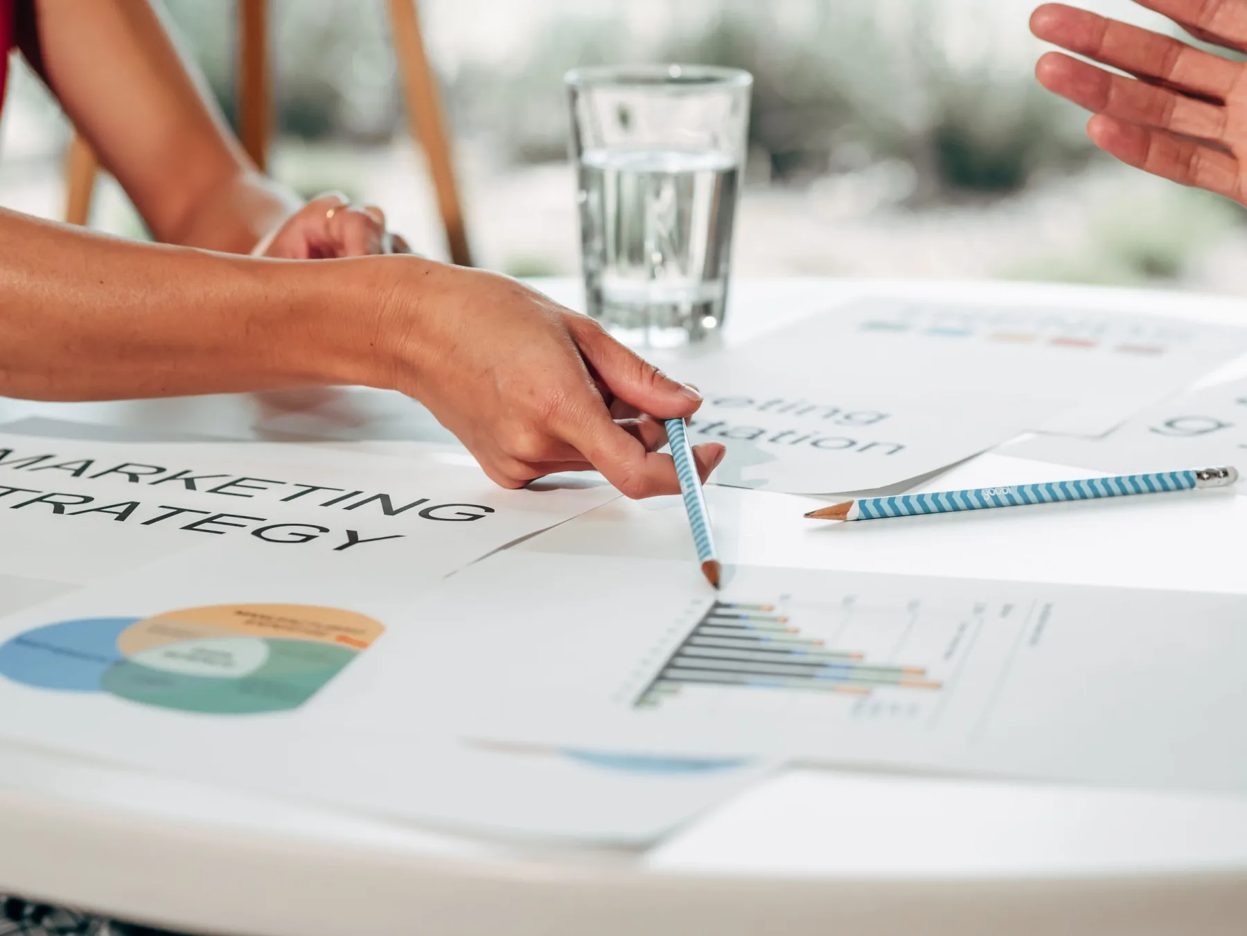 Comparativa visual entre resultados orgánicos de SEO local y anuncios de pago de Google Ads